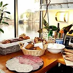 Neptune Boatique Hotel 2*