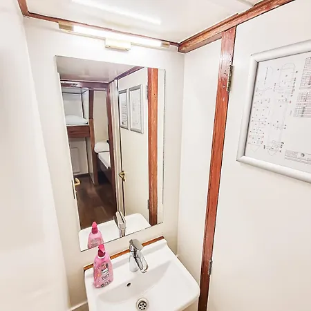 Neptune Boatique Hotel 2*